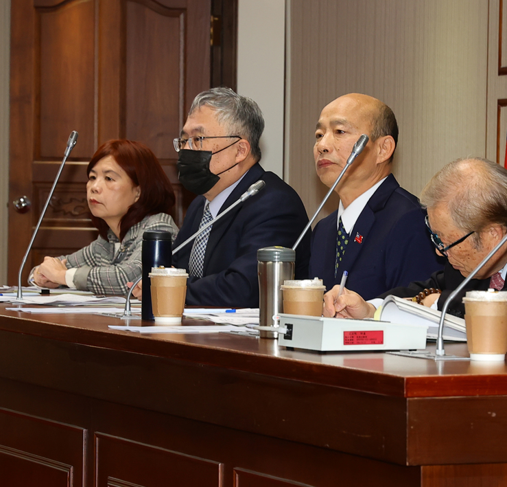 “立法院長”韓國瑜(右二)6日召集朝野黨團協商 “立法院長”韓國瑜(右二)6日召集朝野黨團協商