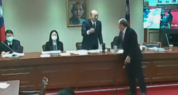 柯建銘對韓國瑜拍桌、拍倒韓的麥克風。