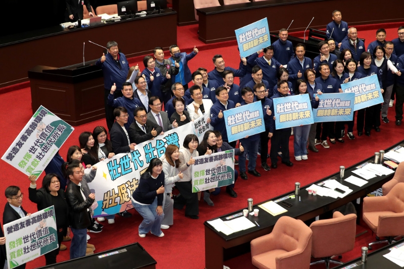 “立法院”7日處理《壯世代政策與產業發展促進法》草案，在朝野三黨團高度共識下，順利立法三讀通過，三黨“立委”也難得一同在議場內舉牌合影。