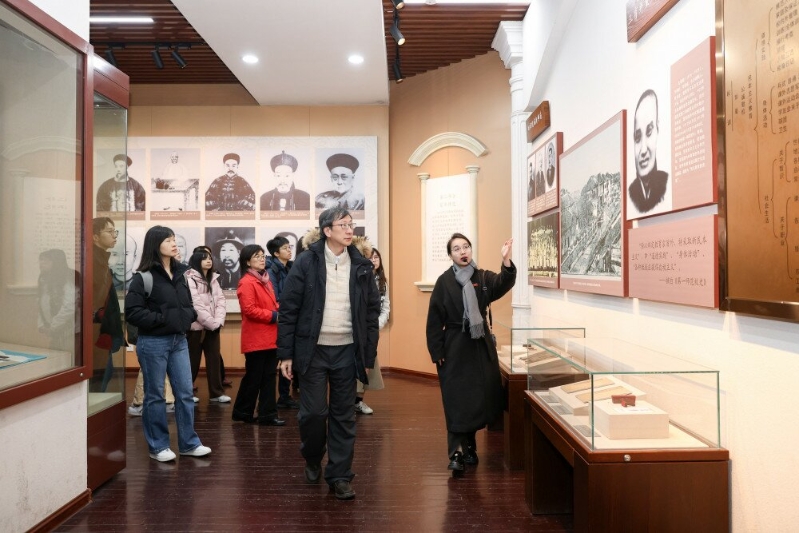 參觀第一師范校史展廳