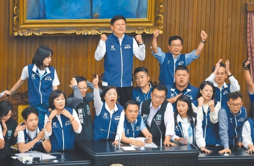 民進黨立法院黨團總召柯建銘喊「雙罷」，國民黨內傳出不能坐以待斃，必須「以罷制罷」。圖為在野黨立委。（本報資料照片）