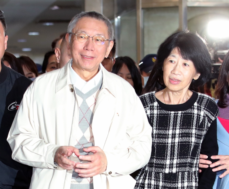 圖為前民眾黨主席柯文哲（左）、柯文哲夫人陳佩琪（右）。