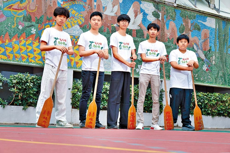 龍舟隊隊員黃文濤同學（2A）、李詠滔同學（6B）、梁東霖同學（6A）、江泰言同學（2A）、簡振義同學（1B）相當享受龍舟隊的氣氛。