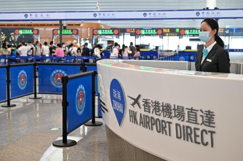 港珠澳大橋珠海公路口岸內設有“經珠港飛”前置服務柜枱。