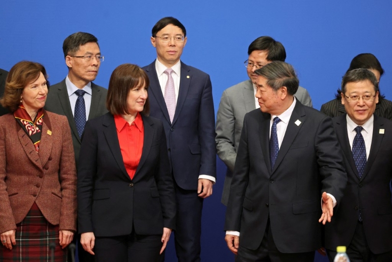 李韻晴與副總理何立峰會談。路透社