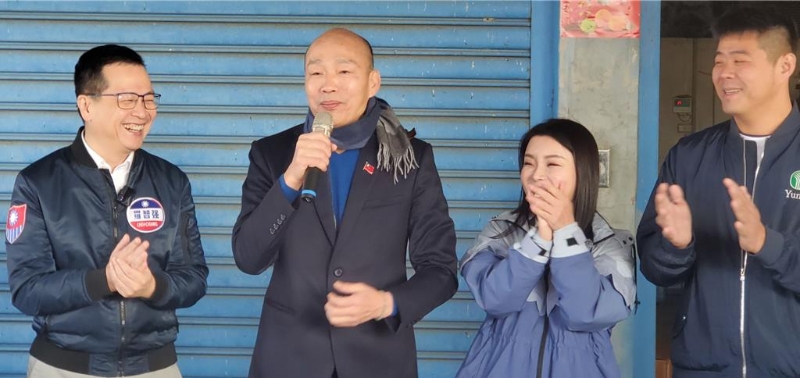 韓國瑜12日出席“立委”羅智強（左一）、張嘉郡（右二）在云林縣東勢鄉舉行的民主學?；顒臃窒韽恼洑v，提及他和柯建銘的對話，全場哄堂。