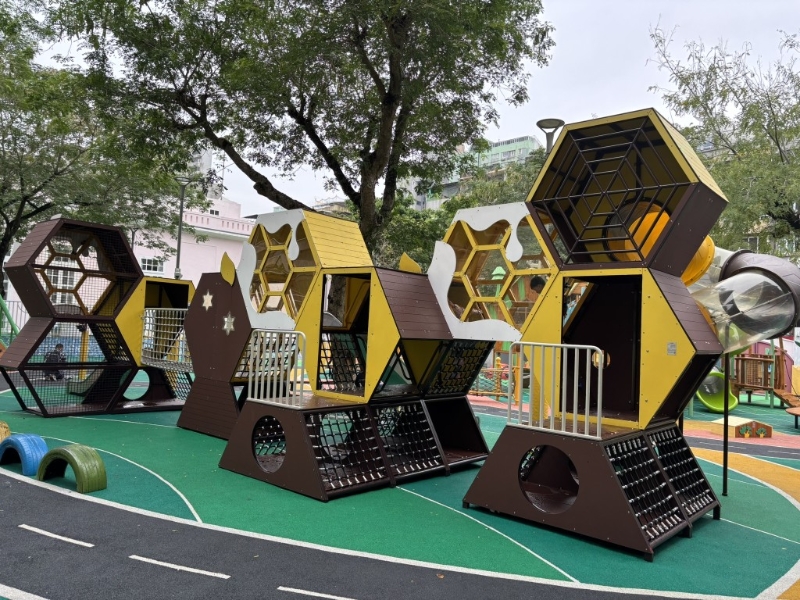 以自然叢林探險作主題的二龍喉公園兒童游樂場于2023年建造完成，設施仍很簇新。