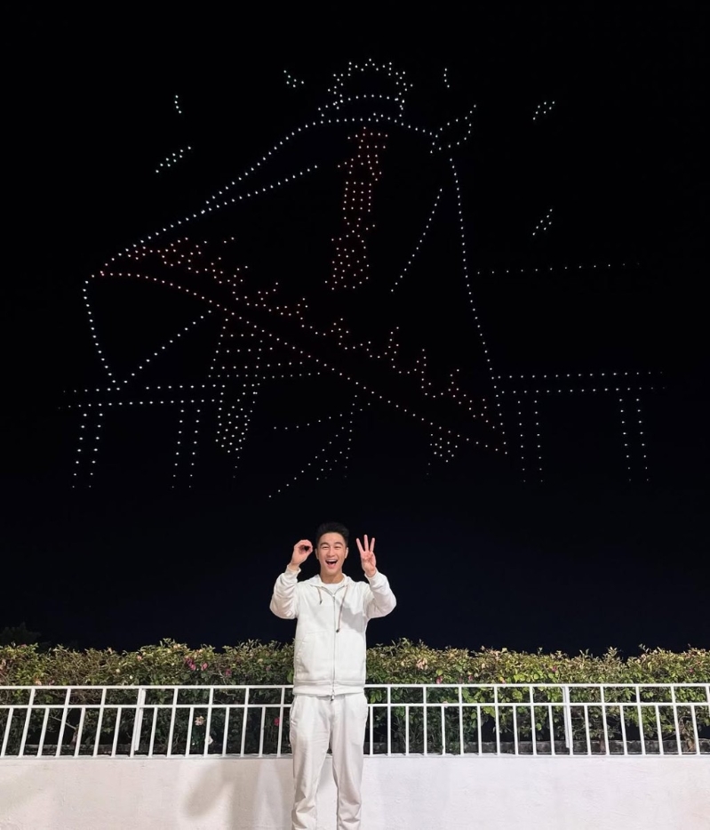 奚夢瑤安排無人機表演，何猷君開心打卡。