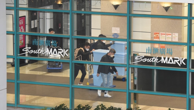 警方檢走大批文件。 黃文威攝