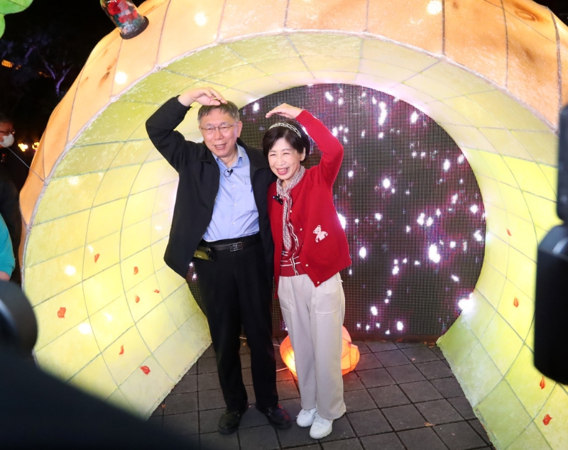 柯文哲(左)、陳佩琪(右)