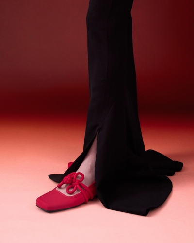 Charles & Keith新春系列飾以中國結裝飾的紅色Jade瑪莉珍鞋$499，另備黑色版本。