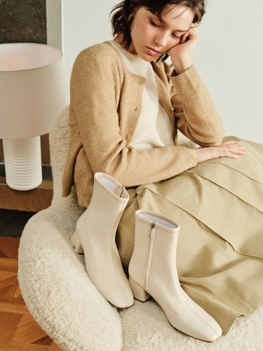 Sam Edelman白色Perrie短靴 $1,800，采用復古方形鞋頭設計。