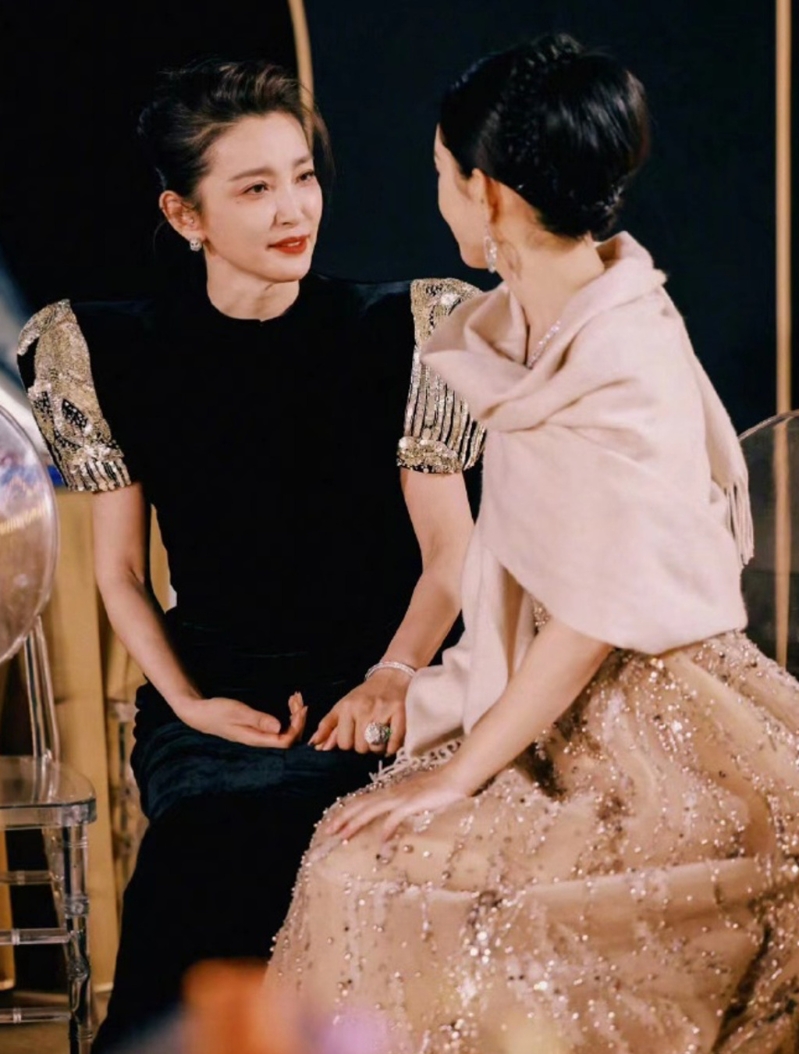 趙麗穎與李冰冰在活動上也不時交頭接耳。（圖／翻攝自微博）