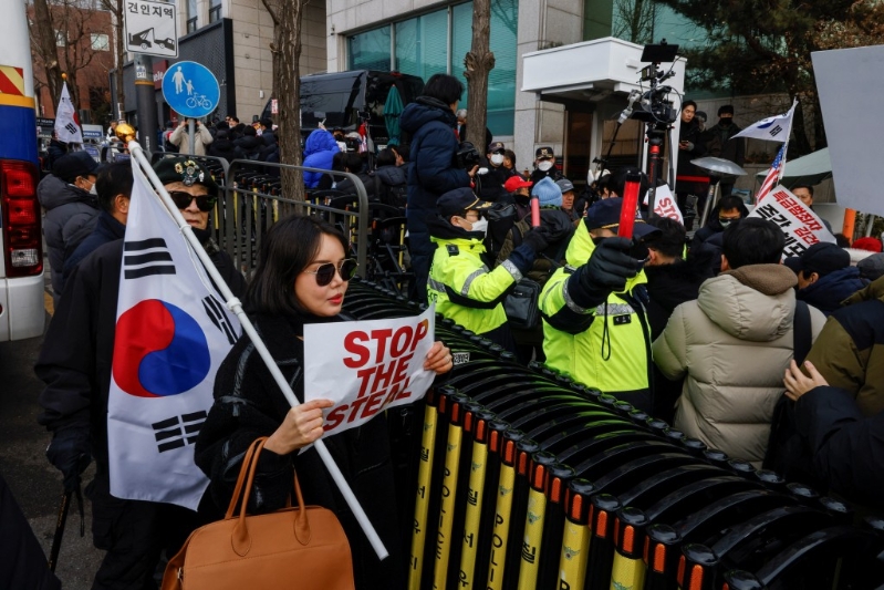 大批示威者反對拘捕尹钖悅。路透社