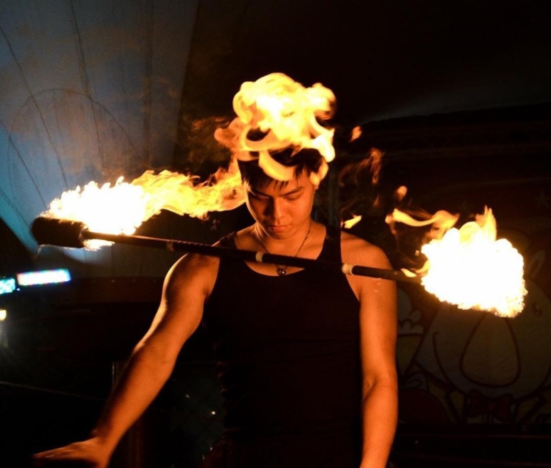 臺灣火舞表演者謝岳鵬。IG