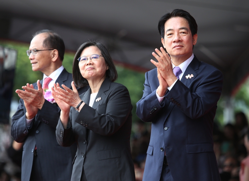 歷史哥指出，蔡英文(中)把權力交接給賴清德(右)后，民進黨機器有點跑不太起來。