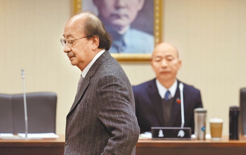 民進黨大罷免聲量并未因賴清德踩煞車而停止，今（15）日將串聯公布全國大罷免民調。圖為民進黨立法院黨團總召柯建銘（左）日前表示，罷免立法院長韓國瑜（右）是民進黨最基本原則。（本報資料照片）