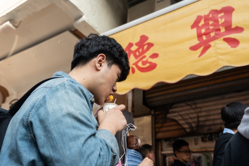 學生們嘗德興魚蛋