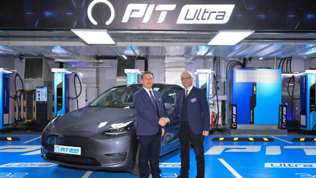 環境及生態局局長謝展寰（右）與中石化（香港）有限公司董事總經理吳慶高（左）合影