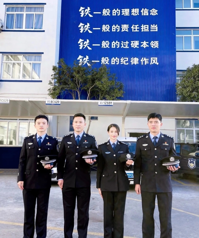 藍心妍身材高挑，適合穿上制服。