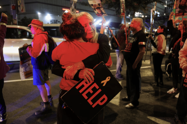 民眾相擁 民眾相擁