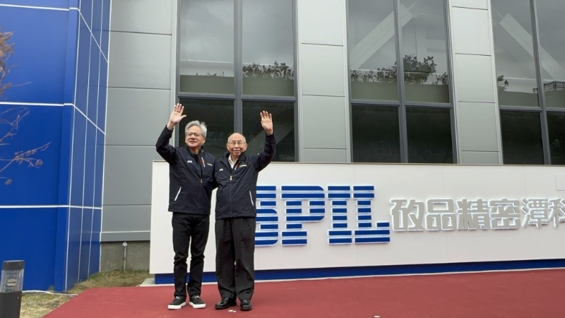 黃仁勛（左）出席硅品潭子新廠揭牌，旁為硅品精密董事長蔡祺文（右）。中央社圖片