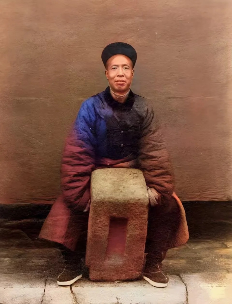 清朝侍衛試舉起二百斤重的石鎖。