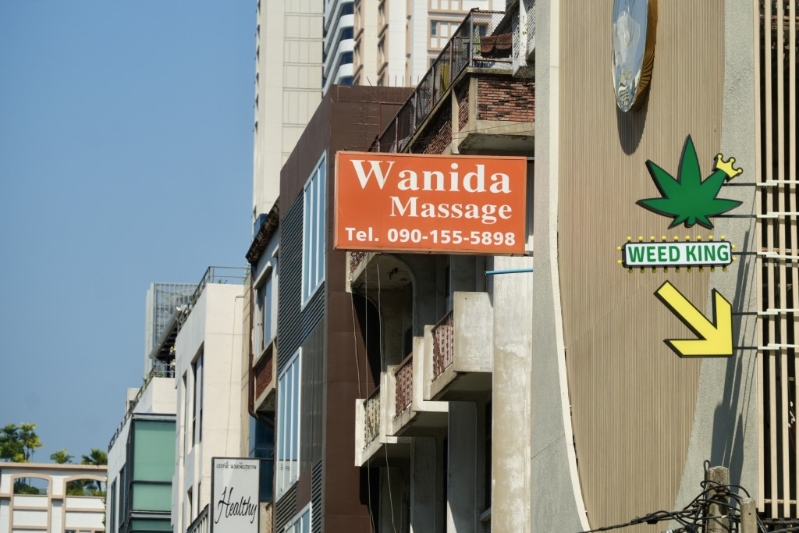 曼谷市中心的泰式按摩店一帶，據觀察不少店內也很「旺場」。