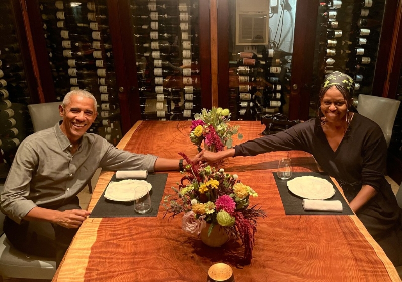 奧巴馬上傳與米歇爾共進慶生晚餐的甜蜜合照，打破離婚傳聞。X@BarackObama