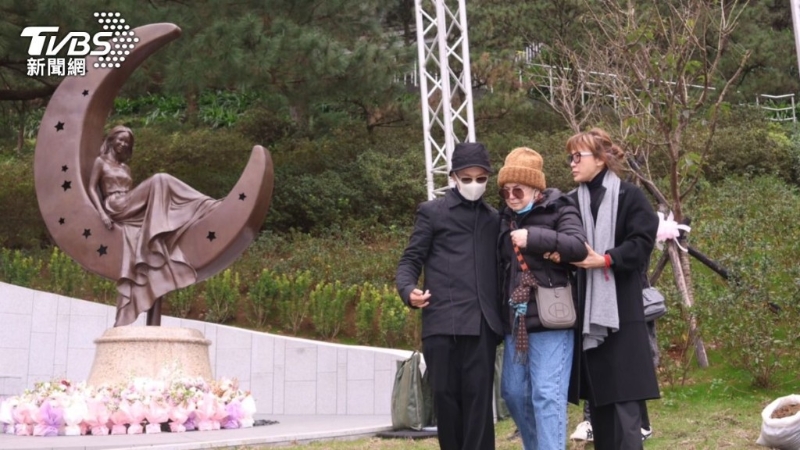 李玟50歲生忌媽媽淚崩金寶山！4