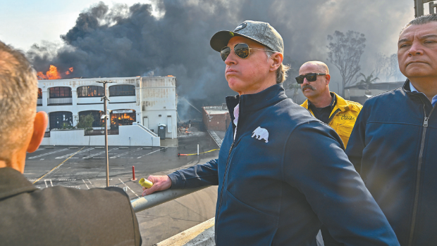 州長紐森8日與聯邦參議員帕迪拉視察太平洋帕利塞茲受災情況。