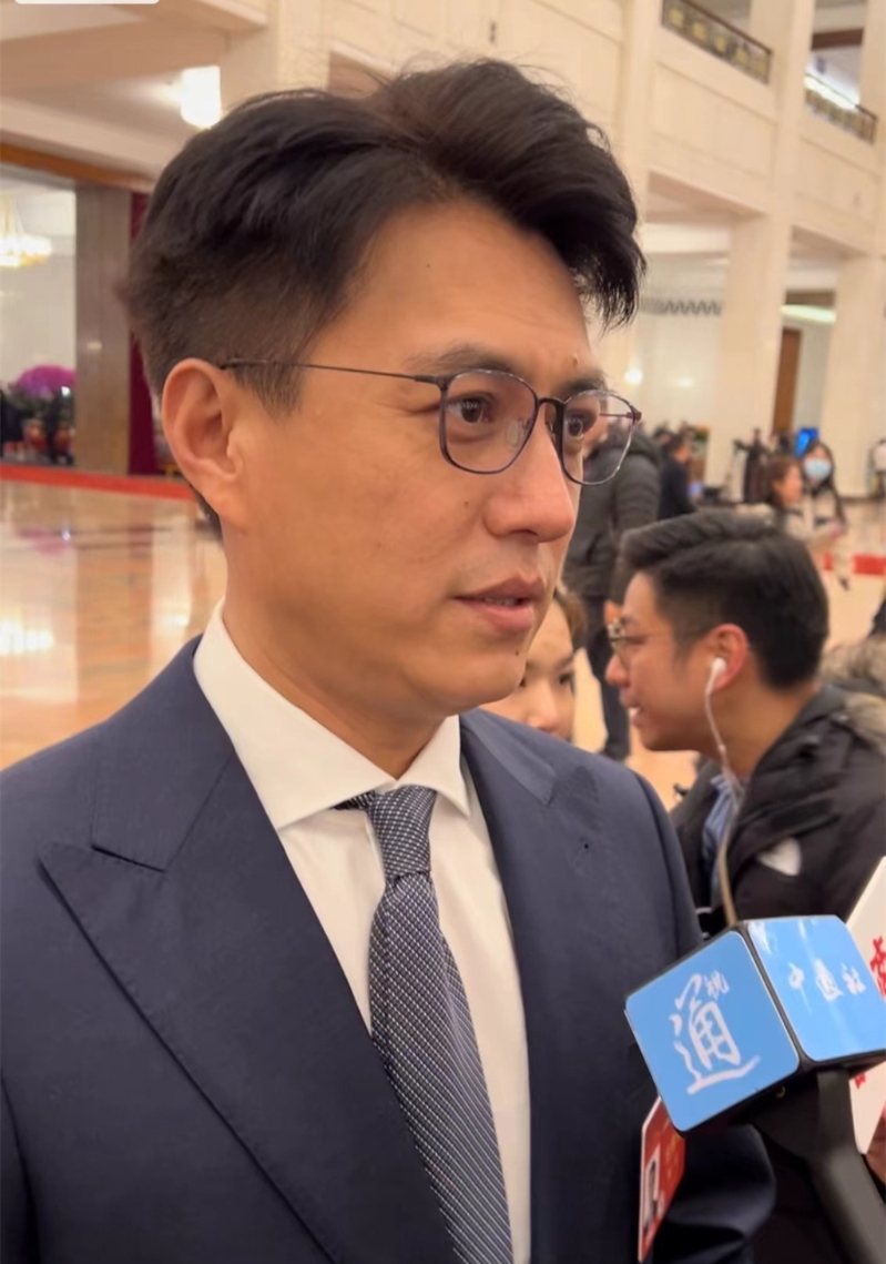 靳東是民盟北京市委副主委，全國政協委員。