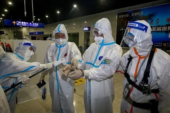 王某被押解回國 王某被押解回國