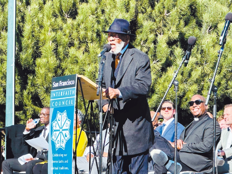 全國有色人種協進會舊金山分會主席布朗牧師發言批評“宗教右翼”。