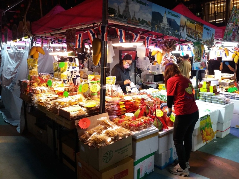 至于干貨攤位方面，則出售一系列創意商品、文創產品、手工藝品