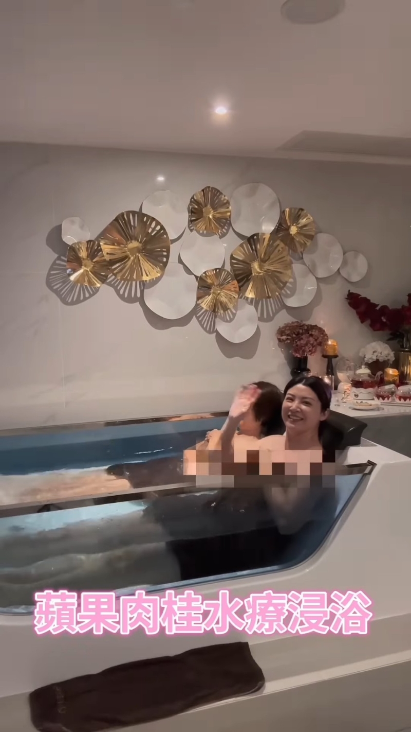 張文采與媽媽一起享受水療浸浴，兩人一起半躺在缸中，只裹上浴巾遮住，但露出玉臂和美腿。