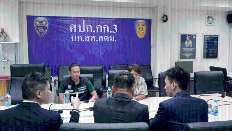 專責小組成員與泰國國家警察轄下移民拘留中心主管會面。 政府新聞處圖片