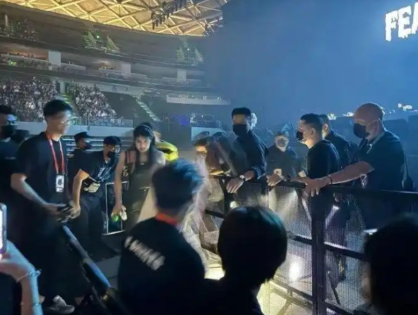 陳奕迅與游泳隊員互動 陳奕迅與游泳隊員互動