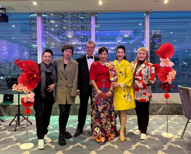 王玉環與林建明等合照。