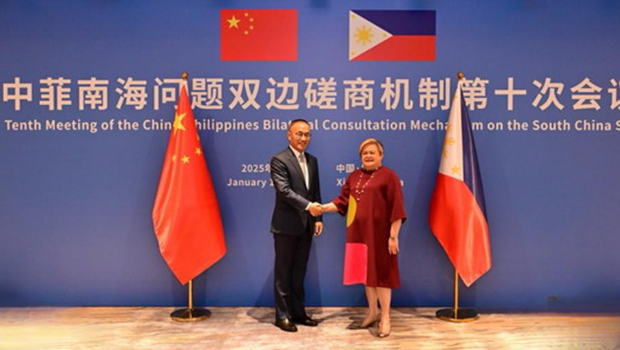 中國副外長陳曉東(左)日前與菲律賓副外長拉薩洛 中國副外長陳曉東(左)日前與菲律賓副外長拉薩洛
