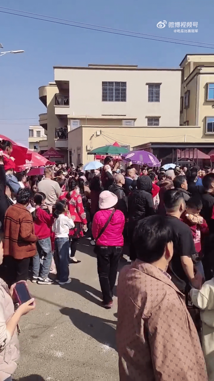 圍滿人群 圍滿人群