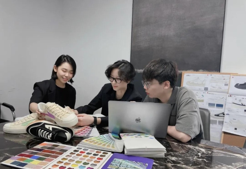 回力90后的設計師。 （網絡圖片）