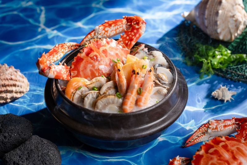 今年推出全新主題「海中寶. 春日薈萃自助餐」，自助午餐及自助晚餐均供應大量新鮮海鮮及海鮮菜式。