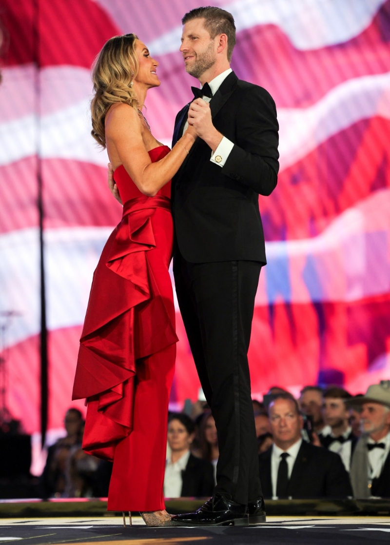 勞拉與丈夫在就職舞會上起舞。路透社