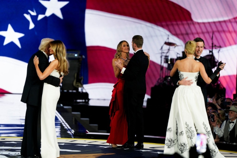 勞拉（中）和丈夫在臺上起舞，旁邊是特朗普和第一夫人梅拉尼婭及伊萬卡和丈夫。路透社