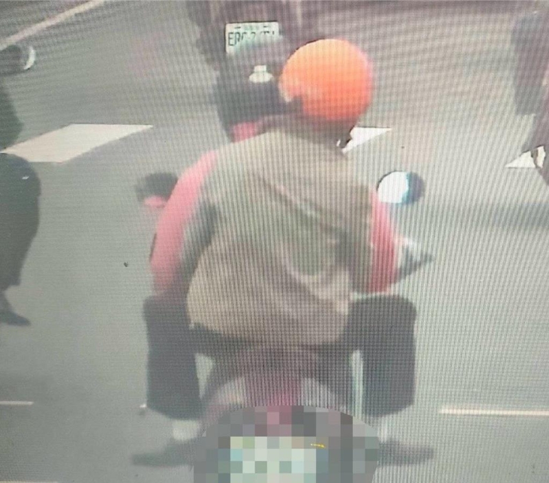 林婦騎乘機車載張姓犯嫌。