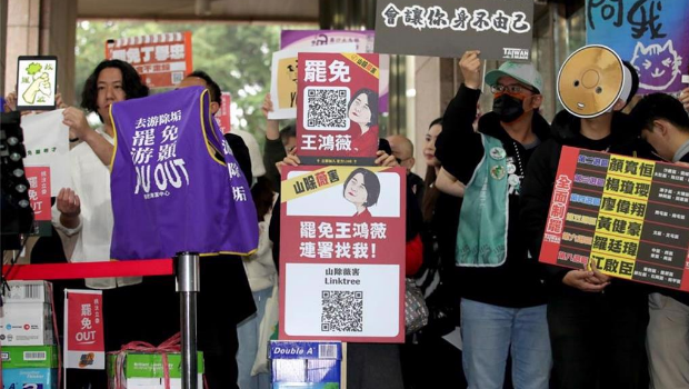 圖為全臺罷免團體3日前往“中選會”遞交罷免選區“立委”提議連署書。