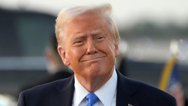 美國總統特朗普7日搭乘空軍一號專機飛抵佛州棕櫚灘的神情。