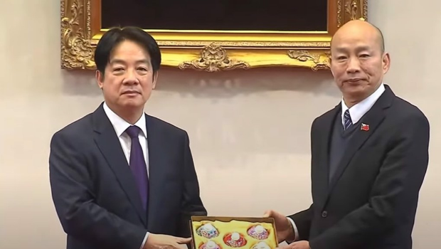 賴清德（左）贈“五院”院長“花開富貴五福臨門”紅花響杯五入禮盒，右為“立法院長”韓國瑜。