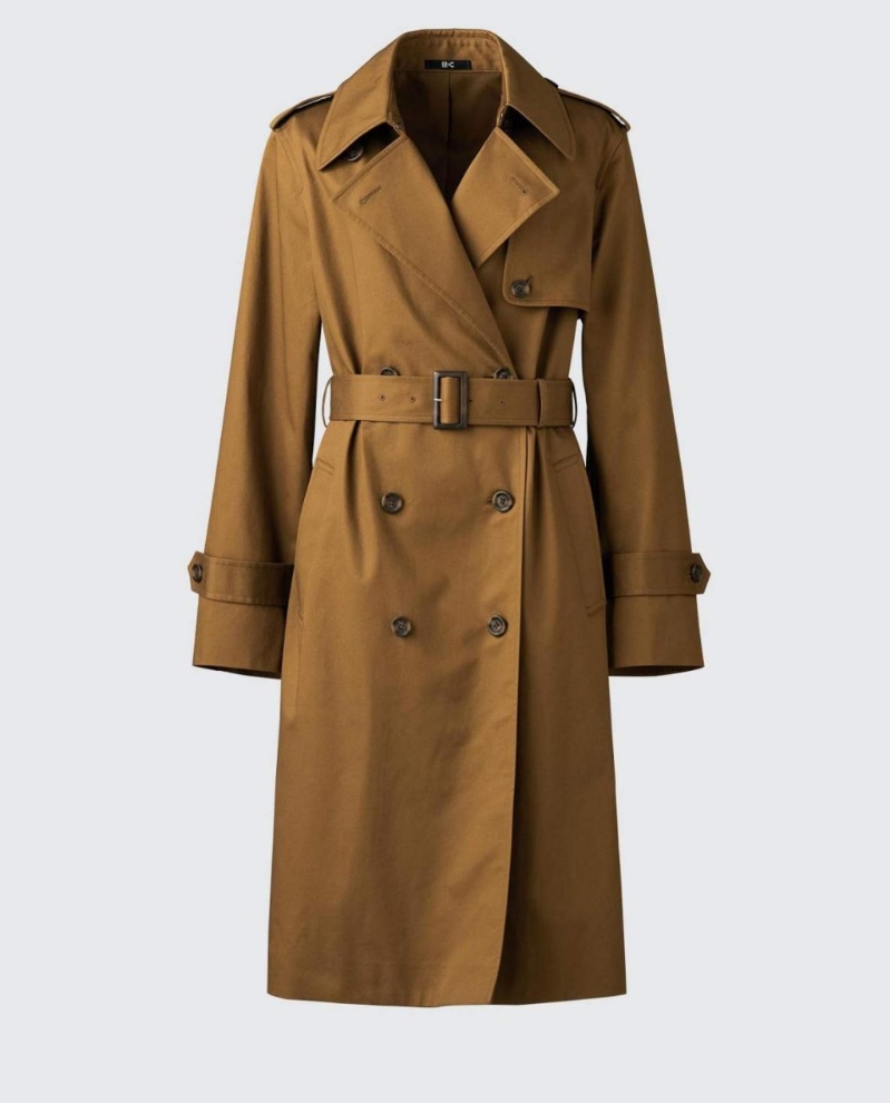 C春夏設計師聯名系列女裝孖襟大衣 $799，採用純棉斜紋布料制，具光澤感，既可應付乍暖還寒的天氣，又可為正裝造型增添帥氣。